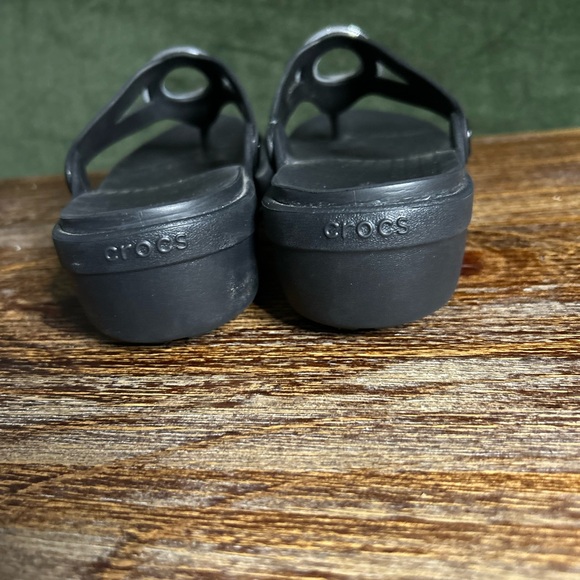 CROCS  women’s black Sarah Hammered Metal Wedge - Picture 4 of 4